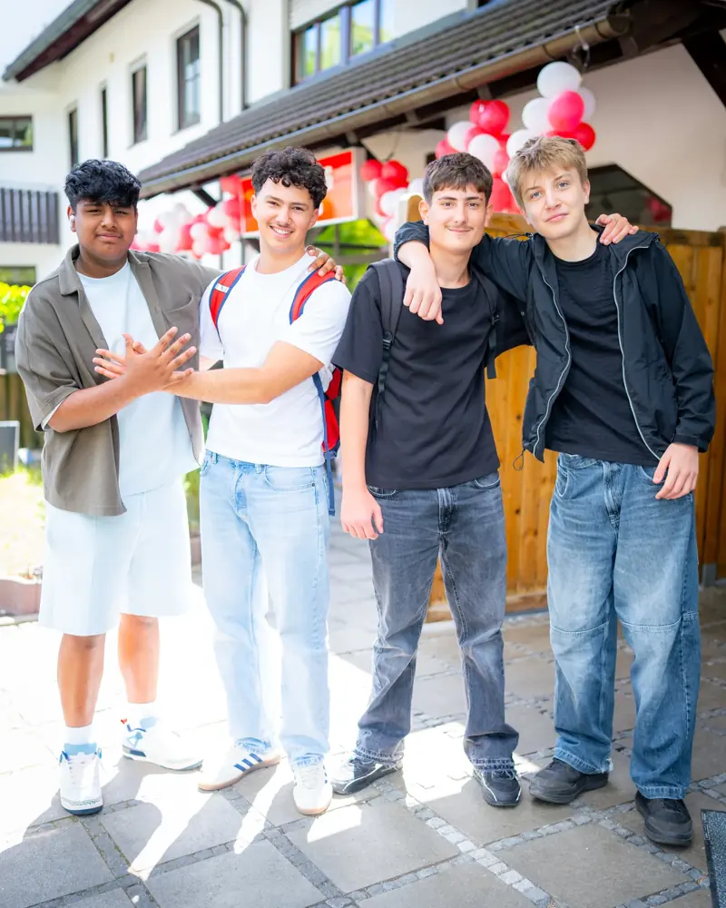 Gruppe junger Stammgäste vor Amca's Kebab in Gröbenzell