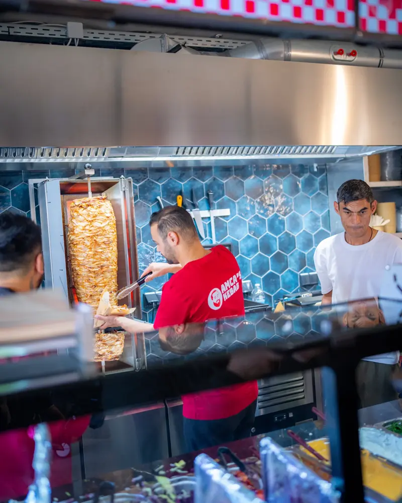 Das Team von Amca's Kebab bereitet Bestellungen an der Theke zu
